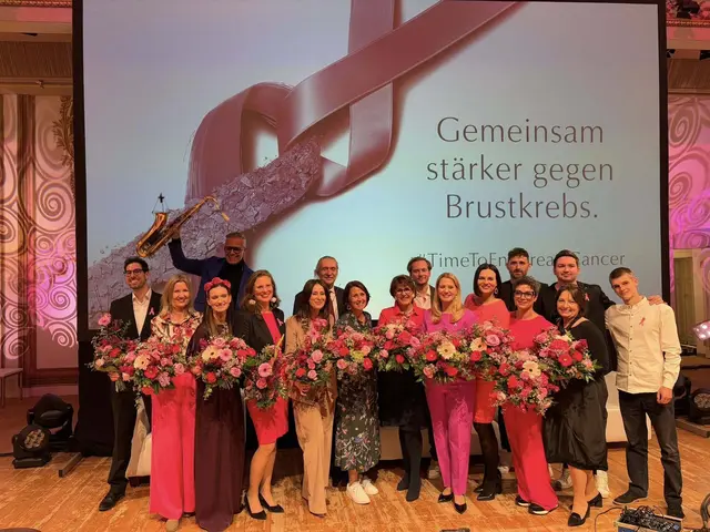 Applaus und Blumen waren der verdiente Dank für Vortragende, Musiker und Künstler.  | Foto: Büro Astrid Eisenkopf