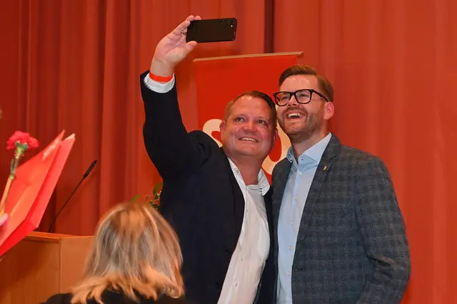 Ein Selfie muss sein: Stadtchef Christian Samwald mit seinem SPÖ Ternitz-Vorsitzenden Stadtrat Erik Hofer. | Foto: SPÖ Ternitz
