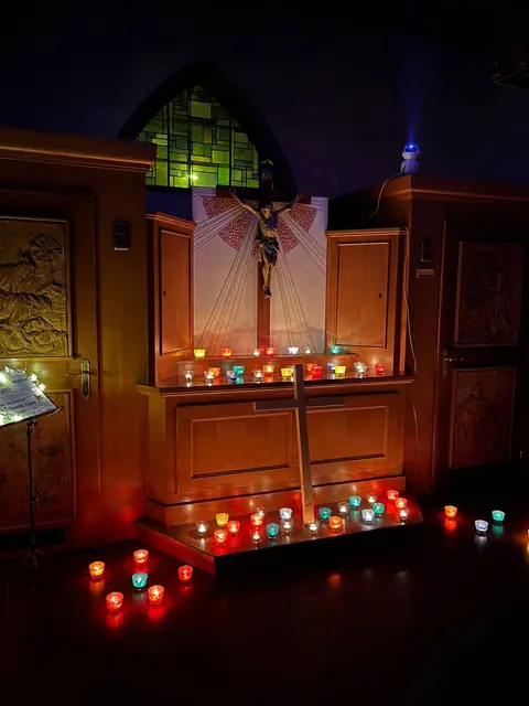 Die "Nacht der 1.000 Lichter" soll auch in Laakirchen auf Allerheiligen einstimmen. | Foto: Pfarrkirche Laakirchen