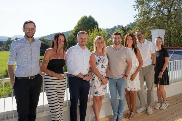 Matthäus Hofer, Daniela Ramminger, Ewald-Marco Münzer, Simone Hausleitner, Markus Maierhofer, Sabrina Tuttner, Michael Rumpl, Johanna Hofer (v. l.)

 | Foto: Victoria Ponsold Photography