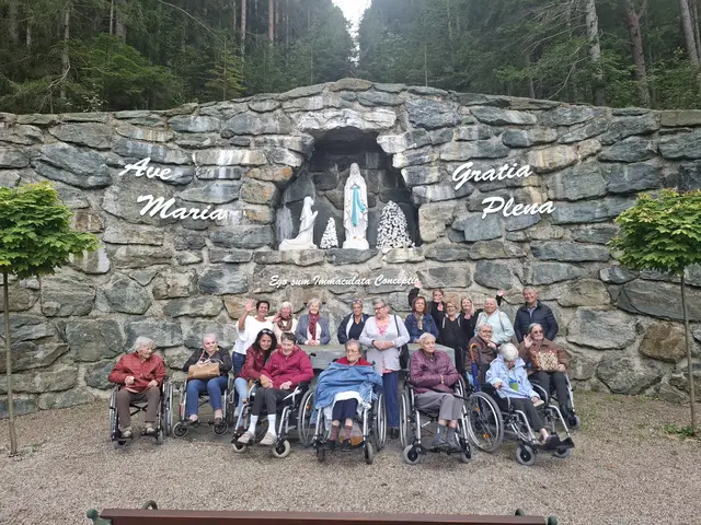 Die Bewohnerinnen und Bewohner des Pflegekompetenzzentrums Weppersdorf beim gemeinsamen Ausflug nach Maria Schutz. | Foto: Irene Hammer
