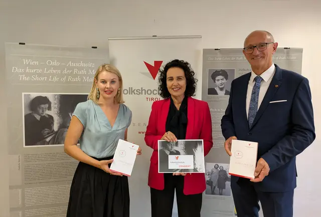 Erinnerungskultur sichtbar machen: Vizebürgermeisterin Elisabeth Mayr, Geschäftsführerin der Volkshochschule Tirol Birgit Brandauer und Landeshauptmann Anton Mattle (v. l. n. r.) freuen sich über die Präsentation der Ausstellung im VHS-Haus in Innsbruck. | Foto: VHS Tirol/Linert