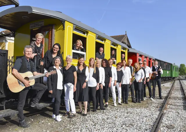 Vor dem Flascherlzug: Der Singkreis Stainztal mit Chorleiter Franz Ganster (links im Bild) und Obfrau Susanne Stangl. | Foto: Fineart Photos