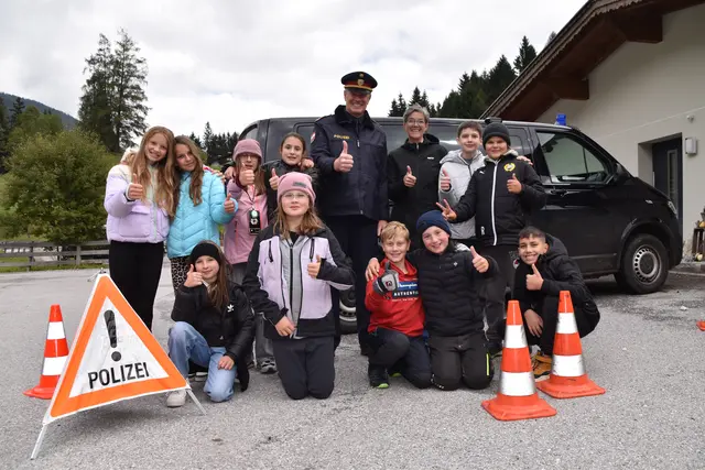 Bezirkshauptfrau Kathrin Eberle und BPK Gerhard Niederwieser mit einigen Schülern der 2b der MS Gries beim Liftstüberl, wo Einbruchswerkzeuge gesucht wurden. | Foto: Kainz