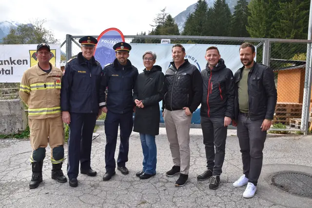 BH Kathrin Eberle mit FF-Kdt. Berthold Eppacher, BPK Gerhard Niederwieser, PI-Kdt. Thomas Zingerle und den Bürgermeistern Mario Nocker, Karl Mühlsteiger und Florian Riedl | Foto: Kainz