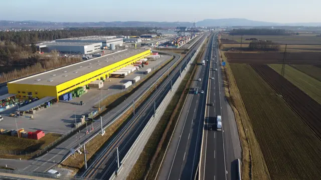 Staus auf der A9 reichen oft bis nach Wildon, hier im Hintergrund zu sehen. | Foto: MeinBezirk/Simon Michl