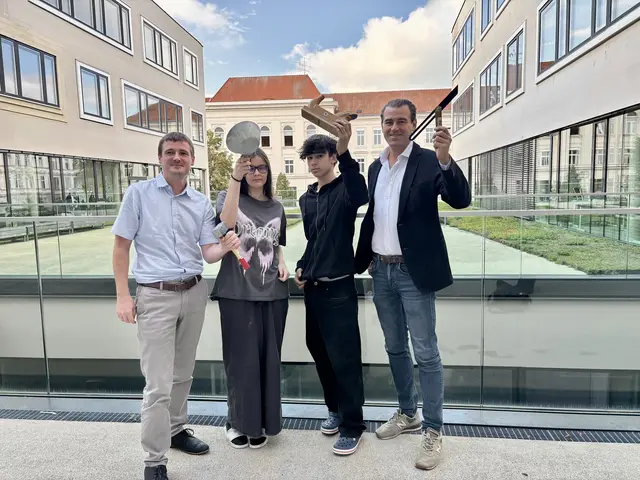 Martin Müllner (Polytechnische Schule), Schülerin Simone Knotzova, Schüler Aflat Besleaga und Paul Birngruber (Wirtschaftsbeirat) | Foto: Simone Göls