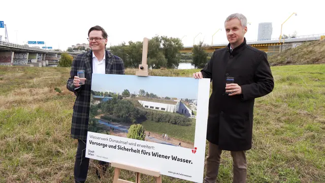 Klima- und Umweltstadtrat Jürgen Czernohorszky (SPÖ, l.) und Wiener Wasser-Chef Paul Hellmeier präsentierten die Pläne zum neuen Wasserwerk auf der Donauinsel. | Foto: Andreas Pölzl/MeinBezirk