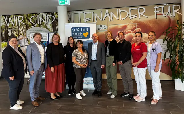 Landtagspräsident Max Hiegelsberger (5.v.r.), Landtagsabgeordneter Michael Weber (2.v.l.) und Stadtrat Markus Birner (3.v.re.) (alle ÖVP) bedankten sich bei Bezirkshauptfrau Elisabeth Schwetz (3.v.l.) (FPÖ), Birgit Hunyar (4.v.r.) und Viktoria Rumpfhuber (4.v.l.) für die interessanten Einblicke in das BAPH Marchtrenk. | Foto: ÖVP Wels-Land/Neudorfer