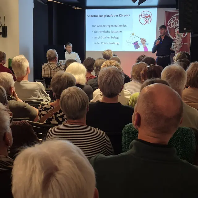 Gespannt lauschten die zahlreichen Besucherinnen und Besucher im Saal den Ausführungen von Sport- und Ernährungswissenschaftler Daniel de Buigne über Gesundheit und Bewegung. | Foto: @ Mosbacher