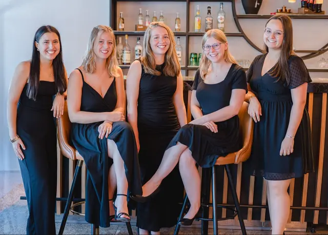 Das Ballkomittee der Abschlussklassen der HLW Braunau (v. li.): Melina Reichegger, Vanessa Buchmayr, Valentina Mörtl, Lara Hofbauer und Luisa Auer | Foto: Anita Hensel