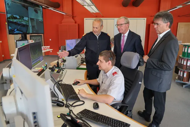 Am Samstag, den 4. Oktober 2025, zwischen 12 und 13 Uhr wird - neben der jährlichen Sirenenprobe - auf allen Handys, die sich im Land Salzburg im Netz befinden, ein Testalarm ertönen. Im Bild v.l.: Landesfeuerwehrkommandant Günter Trinker, Landeshauptmann Wilfried Haslauer Markus Kurcz, Leiter des Katastrophenschutzes des Landes und Bernhard Moosbrugger (Mitarbeiter Landesfeuerwehrverband) in der Einsatzzentrale der LAWZ | Foto: Land Salzburg / Franz Neumayr