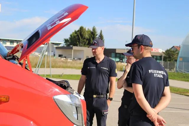 Nach einem theoretischen Schulungsabend übten die Teilnehmer in der Praxis unter anderem Fahrtrainings mit einem Parcours sowie das Anlegen von Schneeketten.  | Foto: BFKDO Schärding