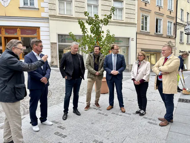 Horst Berger (Stadtmarketing), Dominic Heinz, Bürgermeister Peter Molnar, Holger Lang-zmeck (WKNÖ), Vizebürgermeister Florian Kamleitner (ÖVP), Ulrike Prommer (IMC), Stefan Taglieber (Astoria) | Foto: Simone Göls
