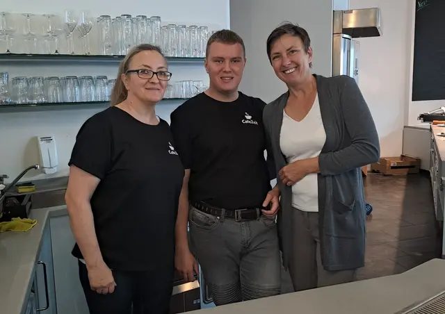 Doris Witschnig mit Sohn Florian und Anita Fradler laden am 10. Oktober zur Eröffnung nach Friesach. | Foto: Privat