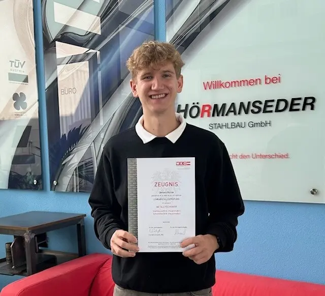 Clemens Pichler mit dem Abschlusszeugnis. | Foto: Hörmanseder