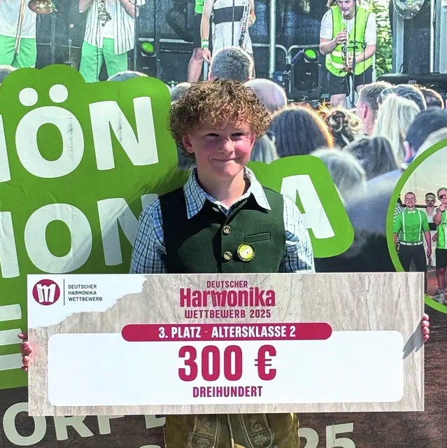 Johannes Zwatz aus Zedlitzdorf ist ein talentierter Jungmusiker und konnte beim Harmonikabewerb in Deutschland Platz drei erobern.  | Foto: Privat