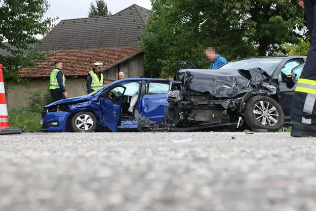 Trotz Rettung durch die Einsatzkräfte waren die Verletzungen eines 91-Jährigen nach einem Crash in Eberstalzell zu schwer. | Foto: laumat.at