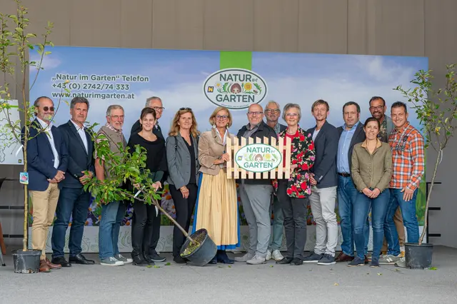 Rechts neben der Landeshauptfrau: Ralf Hachmeister und Bettina Bergauer. Sowie Vertreter von weiteren ausgezeichneten Gemeinden. | Foto: naturimgarten