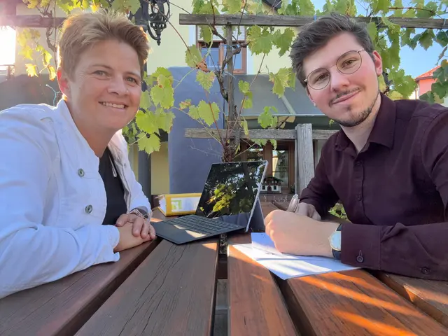 Doris Sunk übergibt die Agenden an Lukas Mitterer | Foto: Liste Flammer/zVg