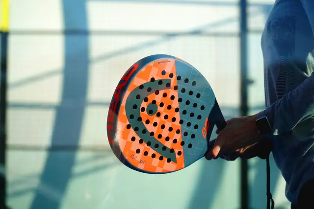 Mit solchen Schlägern wird Padel gespielt. | Foto: Manuel Pappacena/Unsplash