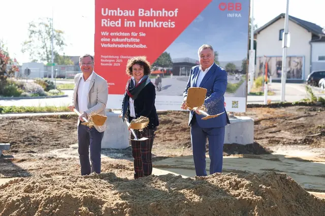 Bernhard Zwielehner, Christina Rebernik, ÖBB und Landesrat Günther Steinkellner. | Foto: Land OÖ/Daniel Kauder
