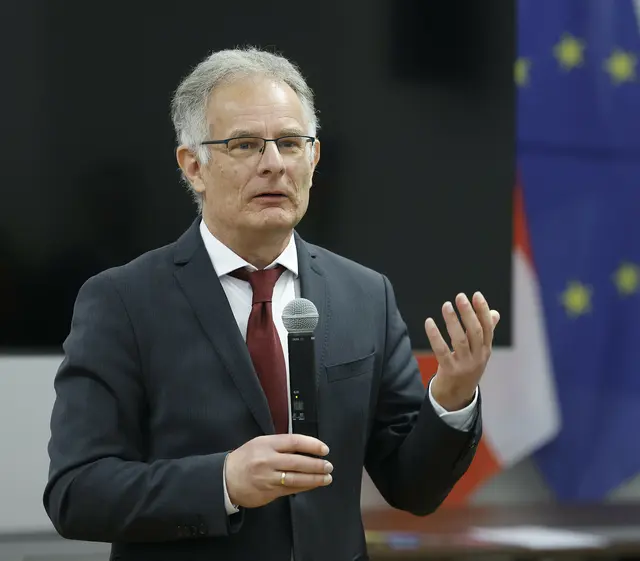 Finanzminister Markus Marterbauer betont, dass das Defizitziel von 4,5 Prozent eingehalten wird. (Archiv) | Foto: BKA/Aigner