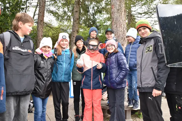 Die Rauschbrille simulierte 1,3 Promille – da wird das Ball spielen schon zur Herausforderung! Im Bild Schüler der 2a-Klasse der MS Matrei. | Foto: Kainz