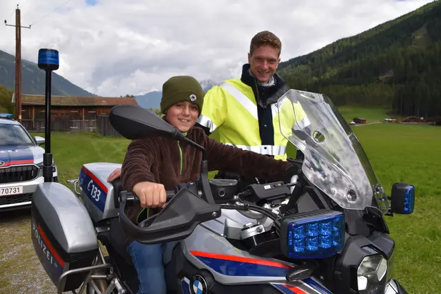 Voll cool war natürlich auch das Polizeimotorrad.  | Foto: Kainz