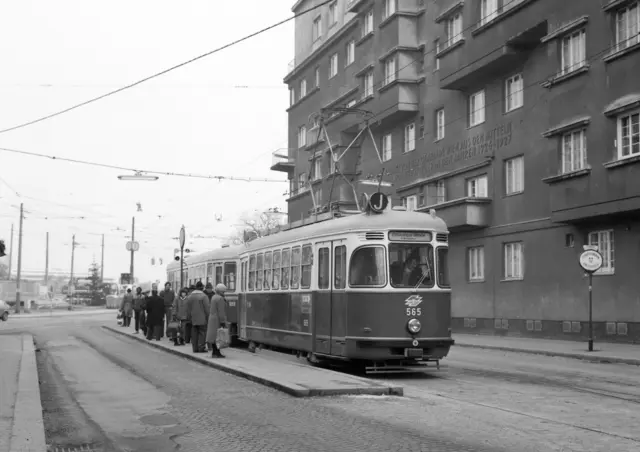 Straßenbahnzug der Type L-c2 der Linie J, Endstelle und Anfangsstelle Erdberg; Dezember 1983. (Archiv) | Foto: Wiener Linien