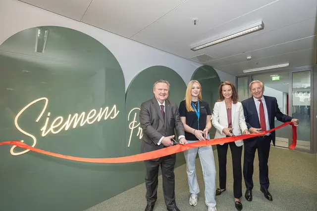 Bei der Eröffnung dabei, v. l.: Bürgermeister Michael Ludwig (SPÖ), Stella Köberl (Auszubildende bei Siemens Professional Education), Patricia Neumann (Vorstandsvorsitzende Siemens AG) und Gerhard Zummer (Head of Siemens Professional Education). | Foto: Markus Schieder/Siemens