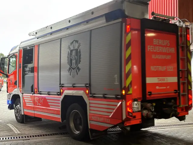 Im Einsatz stand die Berufsfeuerwehr Klagenfurt mit mehreren Fahrzeugen. (Symbolfoto) | Foto: MeinBezirk/Lea Kainz