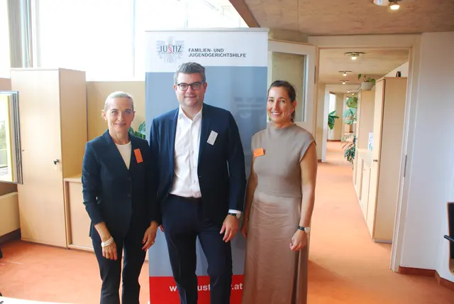 Ende September 2025 wurde der neue Standort der Familien- und Jugendgerichtshilfe im Süden der Stadt Salzburg eröffnet. Mit dabei auch Veronika Leibetseder-Hainberger-Viktora (Bereichsleiterin FJGH Oberösterreich und Salzburg), Thomas Schützenhöfer (Geschäftsführer Justizbetreuungsagentur), Manuela Heidl (Teamleiterin FJGH am Standort Salzburg). | Foto: FJGH / OLG Linz