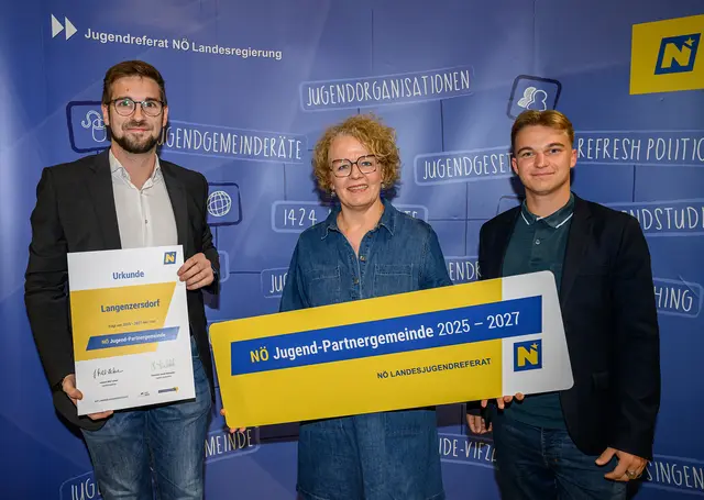 Langenzersdorf: Foto (v.l.n.r.): JGR Stefan Kurz, Jugend-Landesrätin Christiane Teschl-Hofmeister, JGR Christian Zinner | Foto: NLK Burchhart
