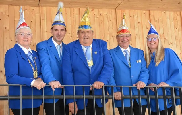 Robert Peter (2.v.l) übernimmt die Nachfolge von dem ehemaligen Leiter der Faschingsgilde Franz Paschinger (mitte).  | Foto: Sonja Ettl