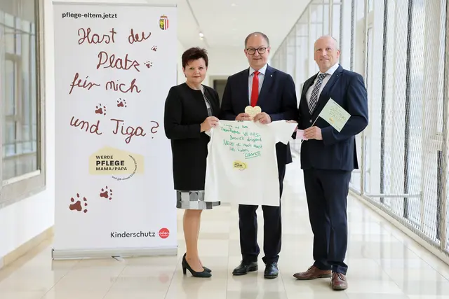 Mit 8. September wurde die regionale Werbekampagne „Pflege-Eltern.jetzt“ der Kinder- und Jugendhilfe auf alle Bezirke Oberösterreichs ausgerollt. Im Bild: Theresia Schlöglmann (Abteilungsleitung Kinder-und Jugendhilfe) mit Kinderschutz-Landesrat Martin Winkler (SPÖ) und Valentin Pühringer, Bezirkshauptmann Rohrbach. | Foto: Land OÖ/Denise Stinglmayr