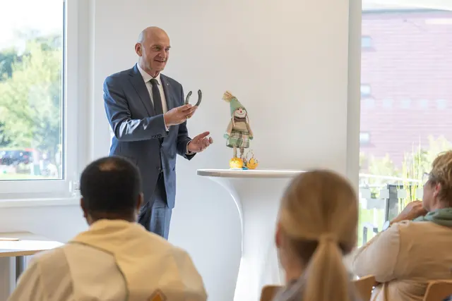 Zur Eröffnung des neuen Wohnhauses überreichte Sozial-Landesrat Christian Dörfel ein Hufeisen als Zeichen seiner Glückwünsche. | Foto: Land OÖ/Charlotte Guggenberger