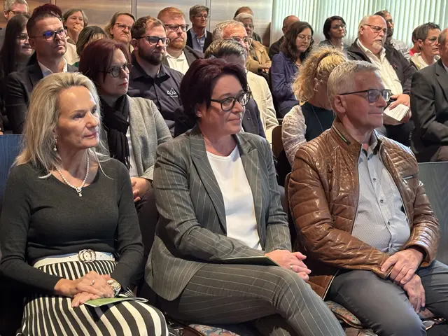 Waltraud Buchberger, Sonja Ledl-Rossmann und Günther Walch sprachen anerkennende Worte. | Foto: MeinBezirk/Günther Reichel