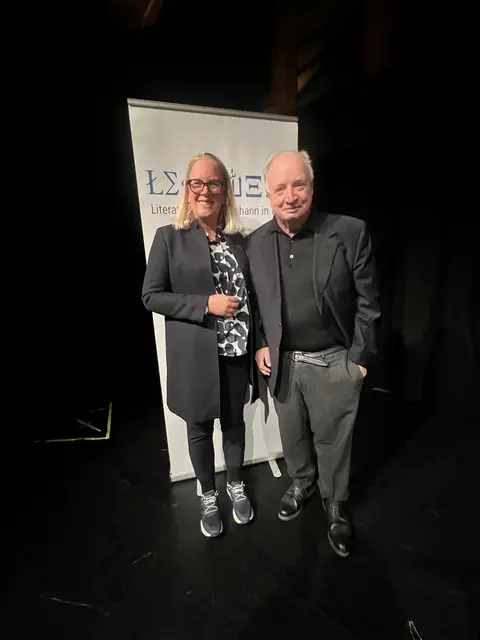 Journalist Hans Rauscher mit Beatrix Mitterweissacher (Obfrau Literaturverein Lesewelt St. Johann). | Foto: Literaturverein/Monitzer
