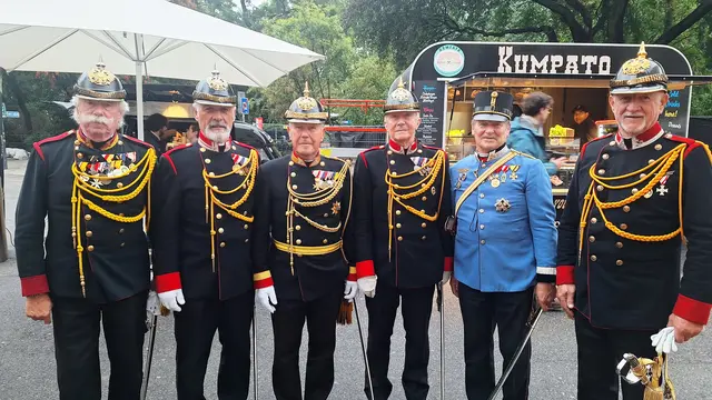Die Kärntner Traditionsgendarmen Gert Seiser, Kurt Seiwald, Ernst Fojan, Helmut Amenitsch und Raimund Fischer mit Fritz Gappmayr vom k.u.k Dragonerregiment 2 Nikolaus Graf Pejacsevich nach der Parade am Heldenplatz
 | Foto: GFK