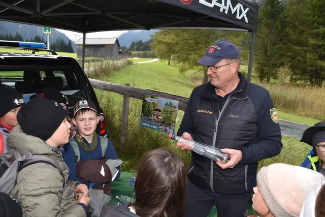 Immer mit dabei ist die Bergwacht-Einsatzstelle Matrei. Deren Leiter Gottlieb Schwaiger erklärte den Kindern auch heuer, wie lange diverse Gegenstände brauchen, um in der Natur zu verrotten. | Foto: Kainz