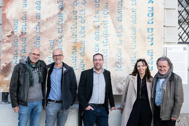 Künstler Luis Rivera, Roland Sila (Kustos der Bibliothek des Ferdinandeums), Karl C. Berger (Leiter Tiroler Volkskunstmuseum), Kuratorin Rosanna Dematté und Künstler Oskar Stocker (v. li.). | Foto: Martin Vandory