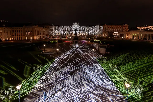 Das Kunstwerk "Lichtblicke Österreich – Chromotopia Austria" erinnert an drei prägende Meilensteine in der österreichischen Zeitgeschichte. | Foto: Helmut Prochart