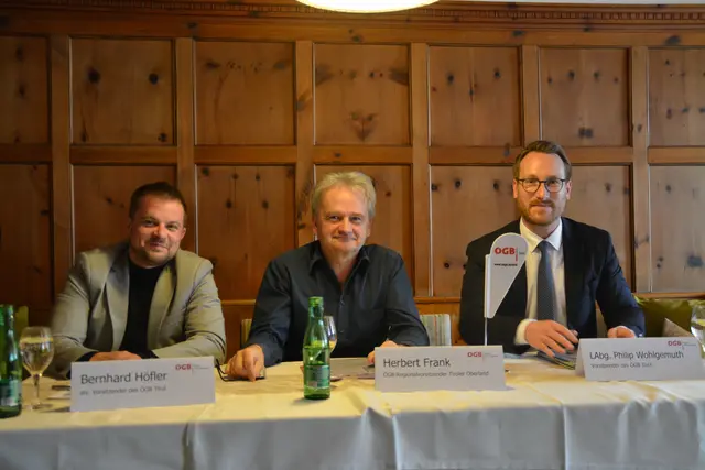 März 2023: Bernhard Höfler, stellvertretender Vorsitzender des ÖGB Tirol, Herbert Frank, ÖGB-Regionalvorsitzender Tiroler Oberland und Vorsitzender LAbg. Philip Wohlgemuth präsentieren das gewerkschaftliche Maßnahmenpaket gegen die Teuerung. | Foto: MeinBezirk