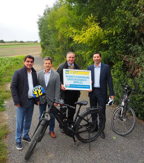 LAbg. Christian Gepp (ÖVP), DI Dr. Michael Platzer (NÖ Straßendienst), LAbg. Hubert Keyl (FPÖ) in Vertretung von LH-Stellvertreter Udo Landbauer, Josef Zimmermann (Bgm. von Großrußbach, Team Bürgermeister VP). | Foto: Straßendienst NÖ