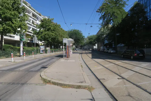 Der Zebrastreifen an der Station Gußleitner Straße erstreckt sich nur über die Hälfte der Fahrbahn. Er verläuft nicht über die Schienen der Linie 52. | Foto: Patricia Hillinger / MeinBezirk