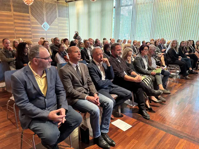 Ehrengäste, Familienangehörige und Lehrkräfte freuten sich mit den erfolgreichen Schulabgängerinnen. | Foto: MeinBezirk/Günther Reichel