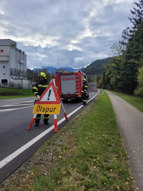 Ölspur auf der B145 nahe Bad Ischl. | Foto: ff-badischl.at