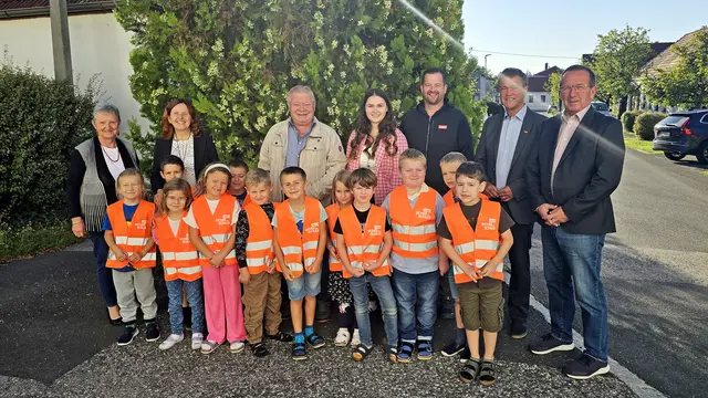 Früh übt sich: Mit den neuen reflektierenden Westen sind die jüngsten Verkehrsteilnehmer im Mittelburgenland gut sichtbar unterwegs. | Foto: ARBÖ Burgenland