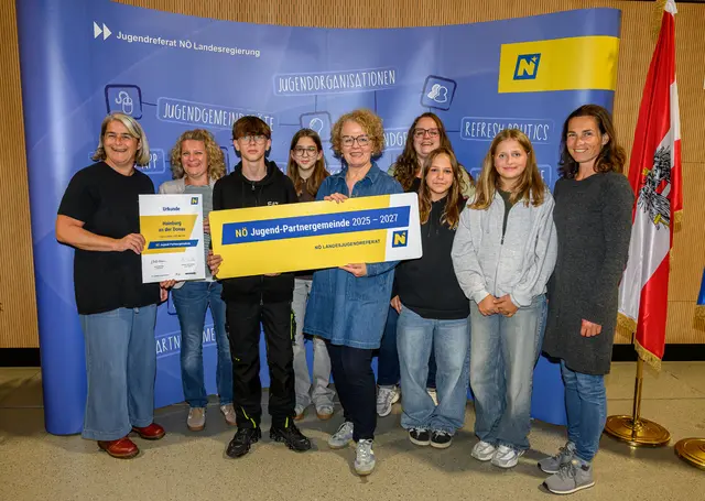 Die Preisträger aus Hainburg an der Donau: Gerti Taferner, Bianca Kaltenbrunner, Julian Waldherr, Jugend-Landesrätin Christiane Teschl-Hofmeister (ÖVP), Liso Rödler, Johanna Mayerhuber, Oti Tomeckova, 2. Reihe: Annika Hornek, Julia Preis | Foto: NLK Burchhart